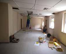 In den zurückliegenden Wochen wurden die neuen Türen eingesetzt, die Anputzarbeiten durchgeführt und der Fußboden in mehreren Räumen, im hinteren Teil des Gebäudes gefliest.