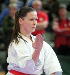 BKB aktuell Eveline Ruhland immer noch aktiv auf der Matte mit dem Kata-Team von Grasbrunn-Neukeferloh. Sie praktiziert seit 1985 Karate und hat den 3. DN im JKF Goju Kai.