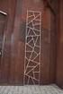 Eine aus Edelstahl gefertigte Dekoration mit Verbindungselementen aus Holz, wahlweise aus Buche, Eiche oder Mahagoni.