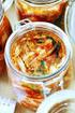 Antipasti. Hausgemachter Kimchi (fermentierter Chinakohl mit Gewürzen und Gemüse)