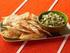 SALSAS CON TOTOPOS. mexikanische dips mit golden frittierten maistortilla-dreiecken