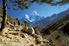 Viele Trekkingrouten in Nepal führen in die tief eingeschnittenen Täler des Himalayagebirges hinein und bieten atemberaubende Blicke auf die nahe