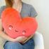 Geschenkidee für den Valentinstag Kissen in Herzform mit Armen
