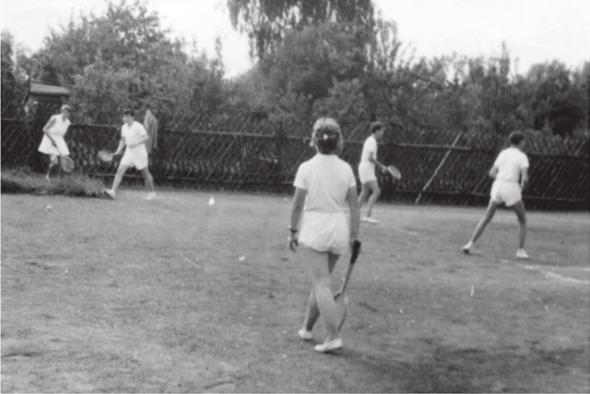 Sportfreund Kurt Köttnitz investierte viel Zeit und Geld, um eine Tennisanlage entstehen zu lassen. Unter der Hand organisiert wurde der Unrat abgefahren sowie Sand und Schlacke angefahren.