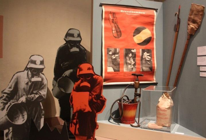 Außerdem wurden dem Museum der Feuerwehr nach Ausstellungsende einige Ausstellungsobjekte (Figuren, Luftschutzplakate) geschenkt, die heute unseren Ausstellungsteil Luftschutz bereichern.