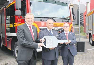 AKTUELLES 3 Neue Fahrzeuge an die Feuerwehr übergeben Sechs Hilfeleistungslöschfahrzeuge und ein Einsatzleitwagen Umweltschutz Kürzlich übergab der Erste Bürgermeister Detlef Sittel sieben neue