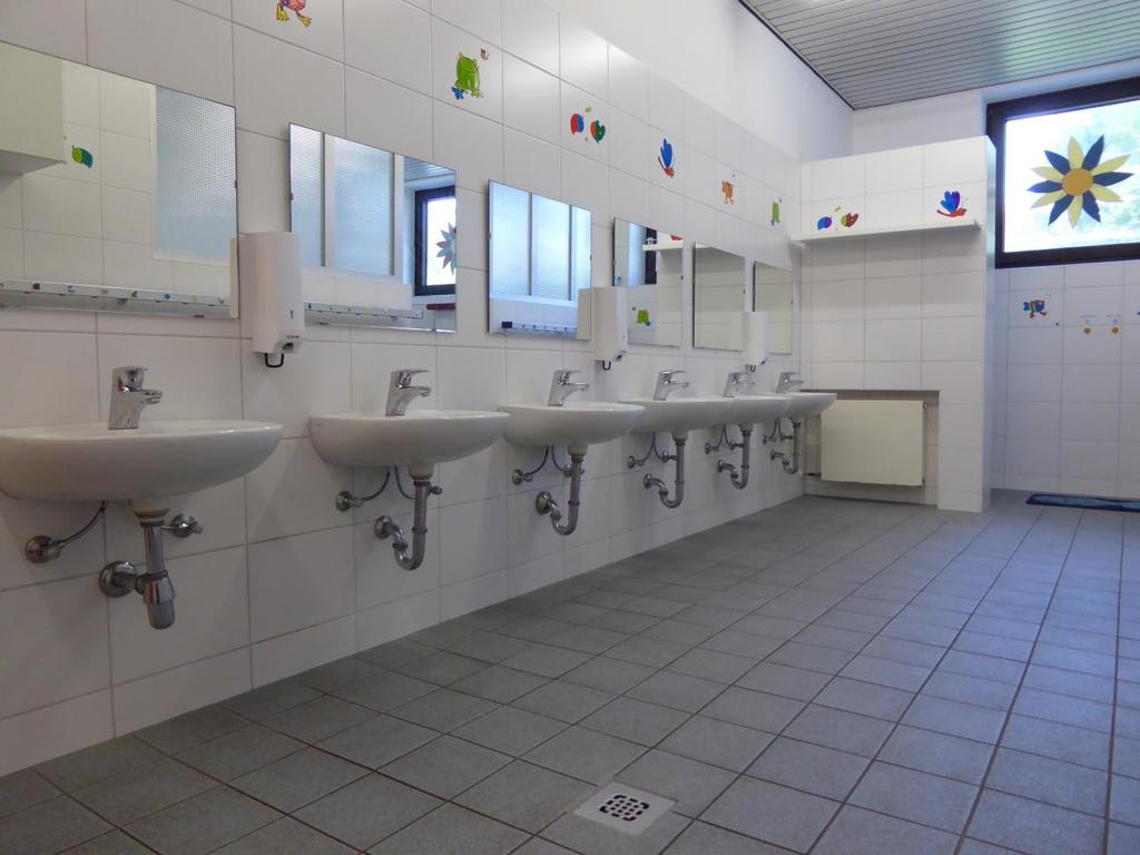 Selbstverständlich gehören zu unserer Ausstattung kindgerechte sanitäre Anlagen (Waschräume/Toiletten), sowie Garderoben.