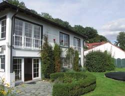 de Immobilien GmbH Luxus-Stadtvilla als Wohn- und Bürohaus Unternehmer aufgepasst: In erstklassiger Lage von Glashütten-Schlossborn können Sie auf 275 m² Wohn-/Bürofläche wohnen und arbeiten
