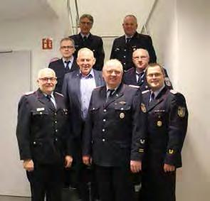 Desweiteren wird die Auslieferung und anschließende Die Ehren und Altersabteilung der Feuerwehren des Landkreises Vechta vor der Firma Hagola. Servicebetreuung groß geschrieben.