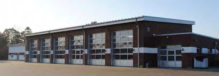 Nachrichten Fahrzeuge & Technik Internes Das neue Feuerwehrhaus in Delmenhorst Hasbergen von der Rückseite mit den Einstellplätzen für die Einsatzfahrzeuge.