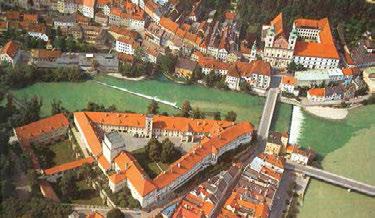 Der beherrschende Komplex von Schloss Lamberg am Enns-Steyr-Zusammenfluss in einer Luftaufnahme aus den 1980-er-Jahren.