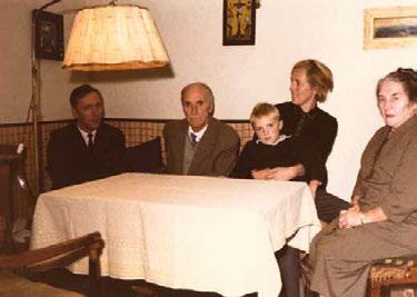 Familie Franz Schnopfhagen, v.l.n.r.: Eberhard (Enkel), Franz Schnopfhagen, Roland (Enkel), Ilse (Tochter), Emma (Gattin). leichtert und glücklich, dass der Freund unversehrt wieder bei uns war.