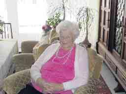 Donnerstag, 31. Januar 2019 GRENZLAND-NACHRICHTEN NETTETAL 11 90 Jahre Frau Elfriede Bos Die ganze Familie ist dabei Frau Elfriede Bos, 90, sitzt zufrieden in ihrem Ruhesessel Schaag (ww).