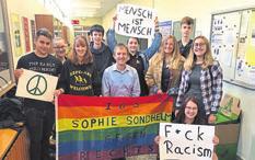 15 Schüler/-innen der MSS 13 der IGS Sophie Sondhelm sind am Montag, 3 September, mit der Befürwortung des Schulleiters, Dieter Koch-Schumacher, nach Chemnitz gefahren, um dort wegen aktueller