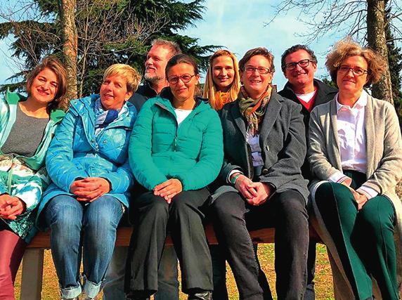 SeLBSthilfe 11 Hilde-Ulrichs-Stiftung in Bewegung Die Hilde-Ulrichs-Stiftung für Parkinson- Forschung bringt innovative Projekte auf den Weg und hat sich zu Beginn des Jahres neu aufgestellt.