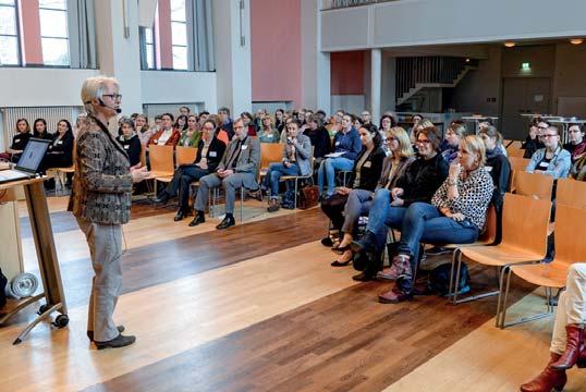 Mechtild Fuchs, emeritierte Professorin der Pädagogischen Hochschule Freiburg. Anschließend wurden ausgewählte Lieder gemeinsam gesungen und Umsetzungsmöglichkeiten in Kita und Schule besprochen.