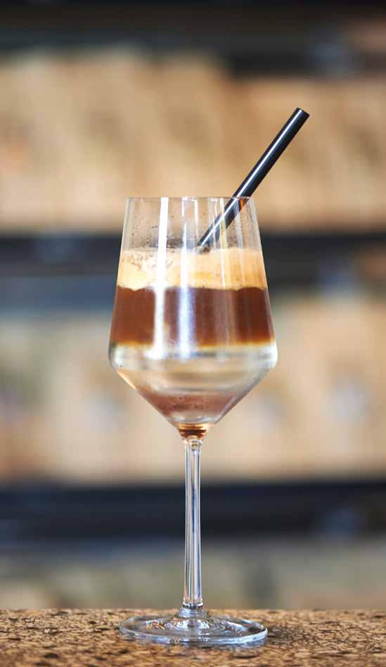 Espresso Tonic 2-3 Eiswürfel 200 ml Tonic (Fever Tree) 35 ml Espresso Glas: Weinglas In ein gekühltes Weißweinglas 2-3 Eiswürfel
