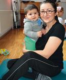 ..T-BG1154 Fit mit Kind Eltern mit Babys von 6-12 Monaten Dieser Kurs beinhaltet Übungen zur Kräftigung der Muskulatur von Bauch, Oberschenkel, Po und Wirbelsäule.
