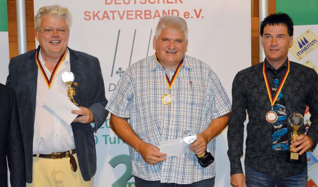 Internationaler DSkV-Skat-Cup Rudi Makrutzki gewann den 4. IDSC-Cup in Altenburg. Er lag am Ende knapp vor Ari Burgers und Roland Bünten. Alle drei Spieler knackten die 11.000er-Marke.