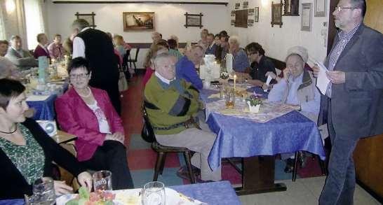 53 Weidenberg AWO-Ortsverein Vorsitzender Manf Tölzer (rechts) berichtete aus dem Jahr 2013. Anke Jungwirth (links) sprach über die Quartiersentwicklung für Senioren in der VG Weidenberg.
