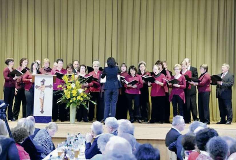 6 Bayreuth Konzertchor musica-vocalis Der Kammerchor musica-vocalis Bayreuth beteiligte sich aktiv am sechsten Bayeuther Fastenessen im Festsaal des Studentenwerks Oberfranken, dem früheren
