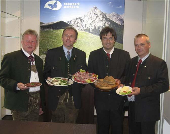 Moorlandschaft mit ihren Hoch- und Niedermooren, Gehölzgruppen und Waldrändern.