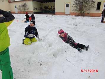 unseren Spielplatz im Hort in eine weiße Märchenlandschaft. Weil es nur eine kleine Schneedecke wurde, arbeiteten wir hart daran mit den Schneeschiebern einen großen Haufen zusammenzuschieben.