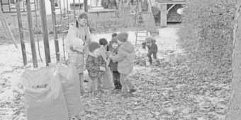 Die Kinder vomkindergarten Spatzennest in Büßfeld, befreiten gemeinsam mit Erzieherin Ingrid Becker ihren Spielplatz vom Laub.