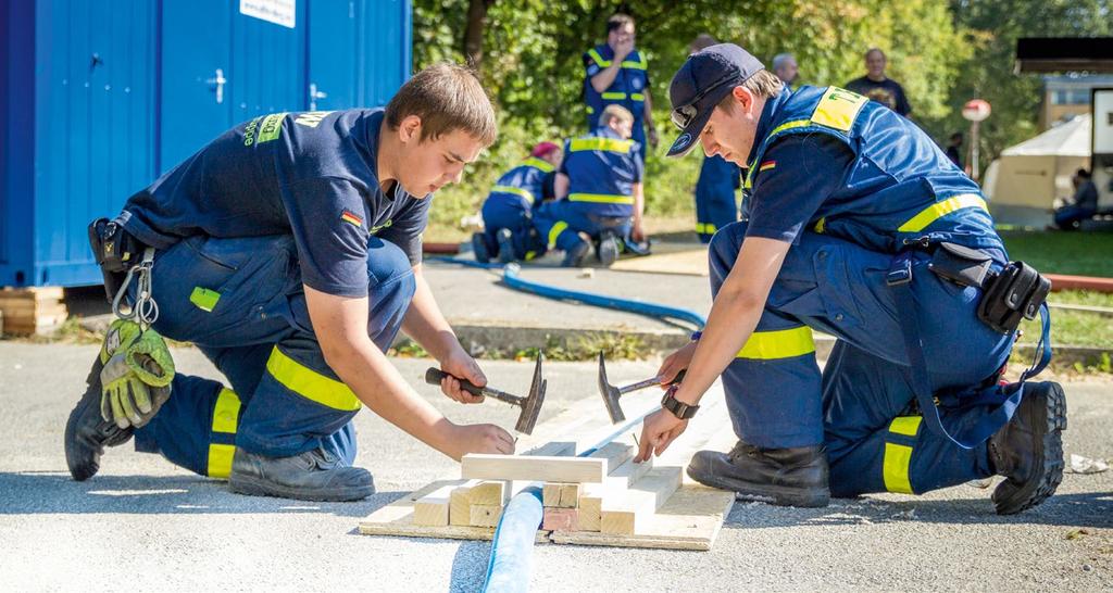 15 HINTERGRUNDBERICHT Flüchtlingshilfe hinter den Kulissen Ehrenamtliche des THW beim Aufbau einer Flüchtlingsunterkunft in der Gäubodenkaserne bei Straubing (Bayern).