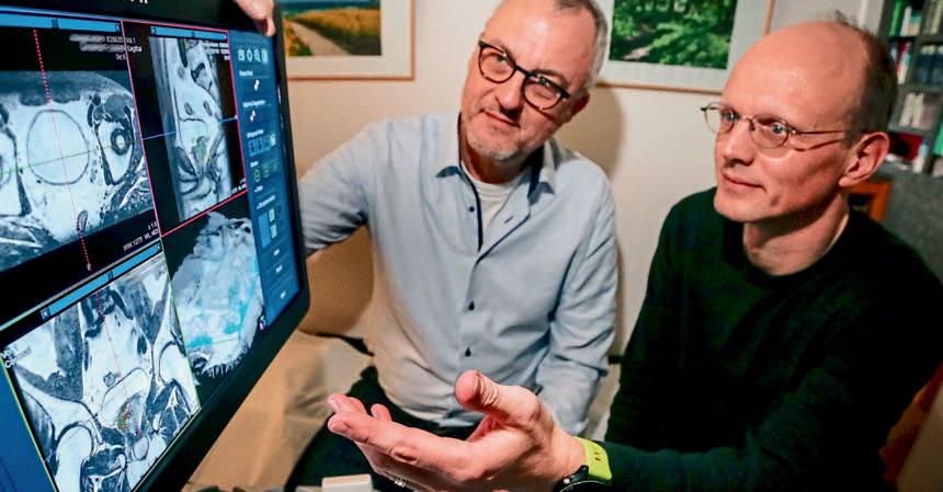 Außergewöhnliche Kooperation: Der Urologe Thorsten Meuer (links) und Radiologe Dr. Carsten Figge bewerten gemeinsamen die MRT-Aufnahmen eines Patienten.