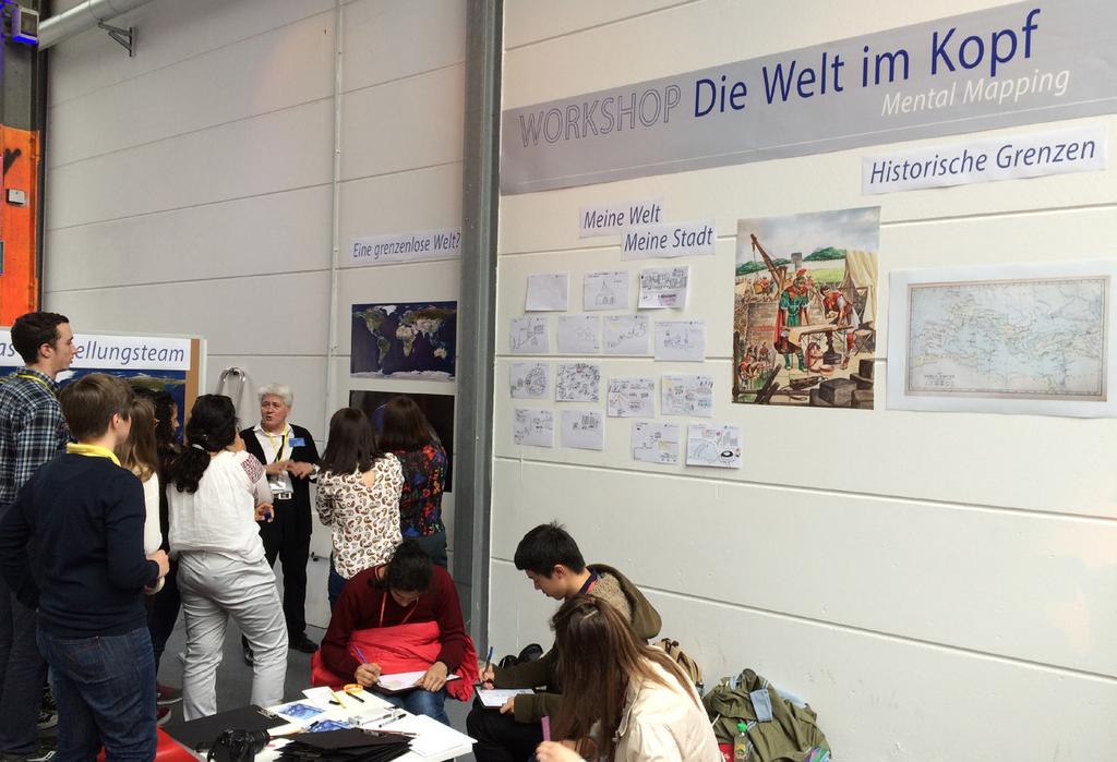 43 24 Die DAI-Präsidentin F. Fless beim DAI-Schüler-Workshop Die Welt im Kopf im Rahmen des Forums Menschen bewegen in Berlin (Foto: N. Kehrer).