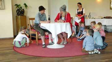 Fesch gekleidet unterhielten die Kinder des Kindergartens St. Anna die zahlreichen Gäste mit bayerischer Mundart.
