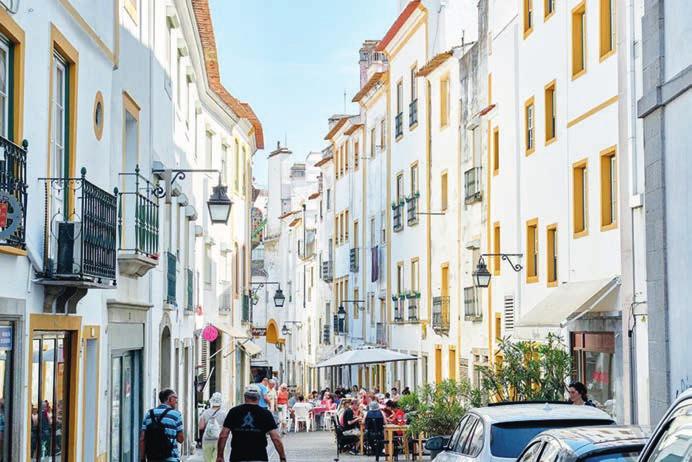 Die geschichtsträchtige Straße passiert vier Gebirgszüge, elf Flüsse und acht historische Provinzen, in deren traditionellen Dörfern das echte Portugal gelebt wird.