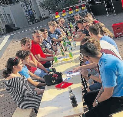 10 Politik WIESLOCHER WOCHE 25. Juli 2019 Nr. 30 Junge Leute diskutierten mit dem SPD-Bundestagsabgeordneten Pizza & Politik mit Lars Castellucci (cb).