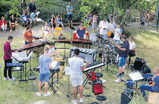 WIESLOCHER WOCHE 25. Juli 2019 Nr. 30 Kultur 9 Die Schlagzeugensembles der Musikschule Südliche Bergstraße haben sich vergrößert Ein ausgesprochen fesselndes Konzert in der Amarante-Anlage (kob).