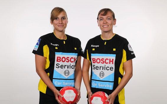 willkommen im Verein. Die beiden Schiedsrichterinnen, die am 14. April 2018 ihr erstes Spiel in der 1.