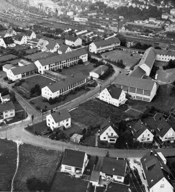 Auf einen Blick: Berufsschule (1957) mit Werkstätten auf dem Bühl in Betzdorf: rechts die 1959/60 errichtete Marienschule (Grundschule) mit Turnhalle und Lehrschwimmbecken.