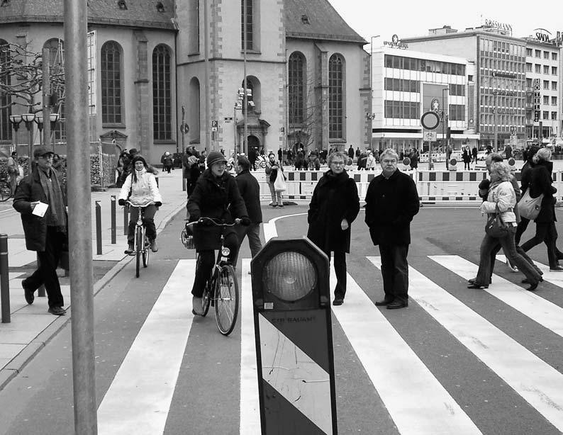 3 Hauptwache Für Autos gesperrt, für Fahrräder Schritttempo Nein, man kann nicht behaupten, dass der Radverkehr eine Rolle gespielt hätte an diesem historischen Tag.