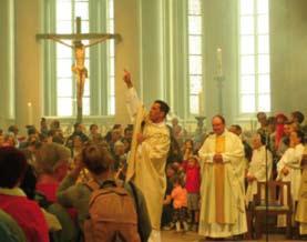 In festlicher Prozession zog man zur ehemaligen Zisterzienser Kirche. 20 Nachhaltigen Eindruck hinterließ die Pilgermesse im Dom. Über 120 Ministranten und 13 Priester füllten den Altarraum.