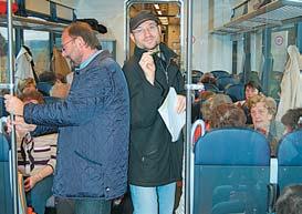 Zahlreiche Fahrgäste ließen es sich nicht nehmen, an der Fahrt teilzunehmen und auf die Notwendigkeit des Erhalts und der Modernisierung der Lokalbahn hinzuweisen.