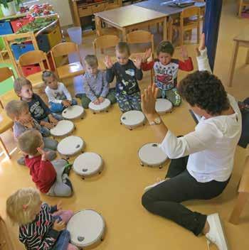 KINDERGÄRTEN UND SCHULEN Kindergärten Kindergarten Krümelkiste Singen- Bewegen- Sprechen (SBS) - ein musikalisches Bildungsangebot im Kindergarten Der Kindergarten Krümelkiste bietet seit drei Jahren