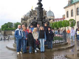 2005 Oberelbe-Marathon in Dresden Insgesamt vier Tage verbrachten einige Läufer inkl. ihrer Begleitung in Dresden. Trotz Regen und Sturm, war es ein gelungenes und kurzweiliges Wochenende.