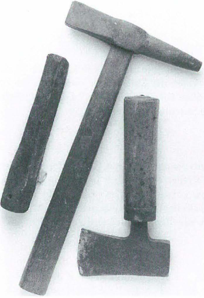280 Abb. 17 Werkzeuge zur Anfertigung der Sendelnaht. Rechts: Kemmeisen; Mitte: Zu schlaghammer; links: Biegeeisen. (Foto: Verf) Abb.