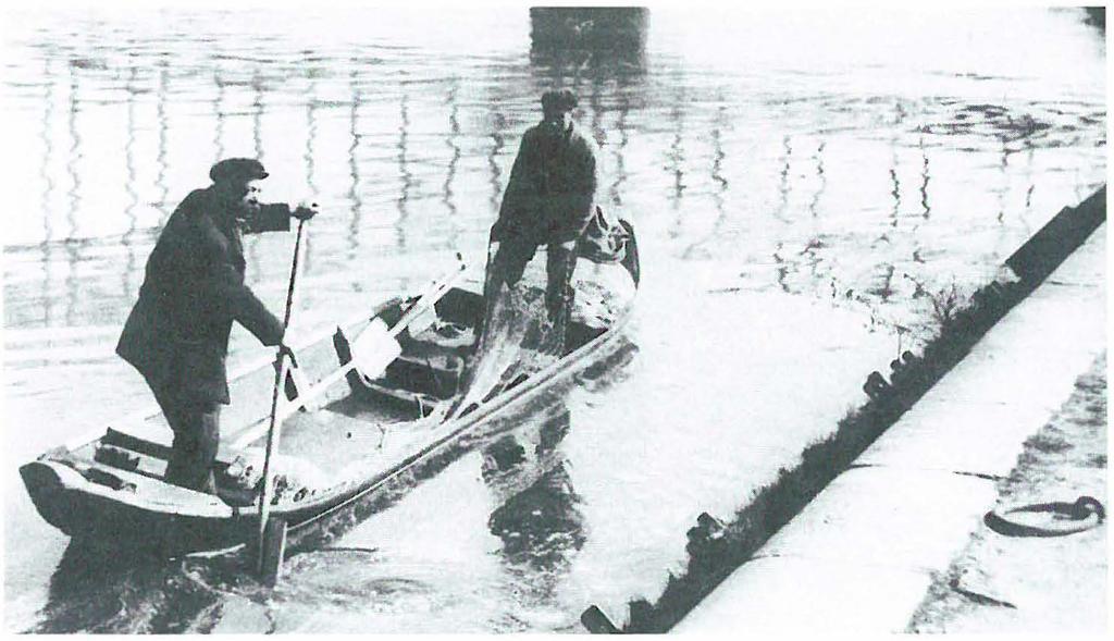 284 Abb. 23 Die Frankfurter Fischer, Vater und Sohn Adam Burck, bei der Arbeit in einem Firm bach-boot, ca. 1932. (Foto: Hans Burck) wurde als Standplatz beim Wurfgarn-Wurf benutzt.