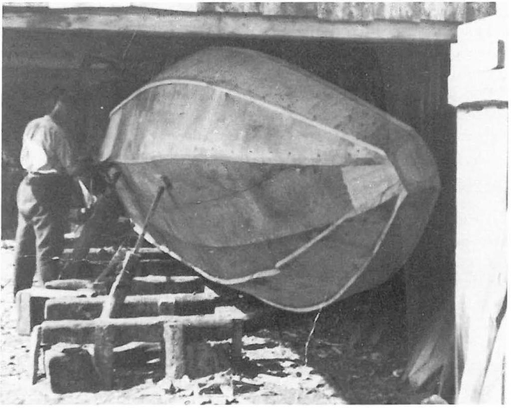 265 Abb. 8 Firmbach arbeitet an einem aufgewundenen Fahrnachen, 1931.