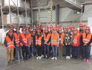 - 8 - Schüler erkunden die Zuckerfabrik Anfang Dezember besuchten die 9. Klassen der Oberschule Falkenberg die Südzucker AG in Brottewitz. Der Betriebsleiter Dr.