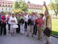 15 Frauentreffausflug nach Benediktbeuern Am 29. Juni fuhr die gutgelaunte 24-köpfige Gruppe mit dem Bus über den Achenpass nach Benediktbeuern.