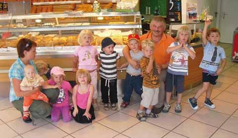 16 Besuch bei Bäckerei Margreiter Die Fröschleinkinder bedankten sich persönlich bei Bäckermeister Erwin Margreiter für das