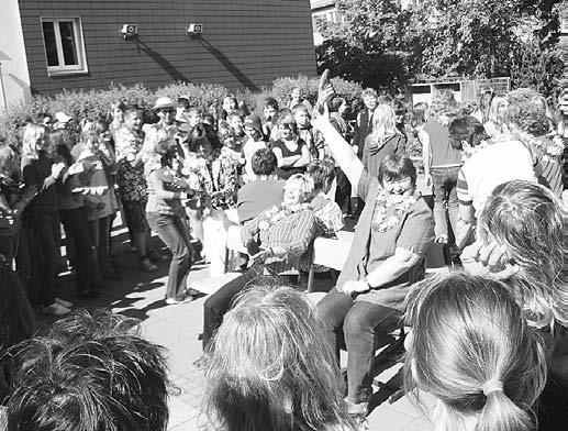 Nr. 08/2008 23 Treptower Tollensewinkel Auch an der KGS Altentreptow ist es Tradition, dass die Schüler gemeinsam mit Mitschülern und Lehrern Abschied von der Schulzeit feiern. Am 17.