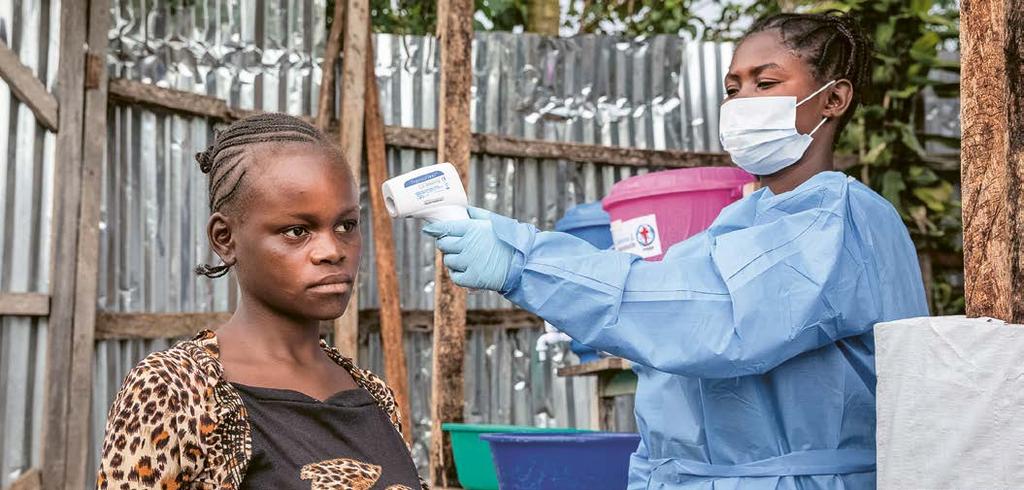 DR KONGO + + GEFAHR DURCH EBOLA Zur Ebola-Prävention gehört das Messen der Körpertemperatur (wie hier in der Klinik in Komanda, Ituri).